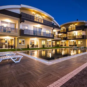 Lara Homes מלון דירות